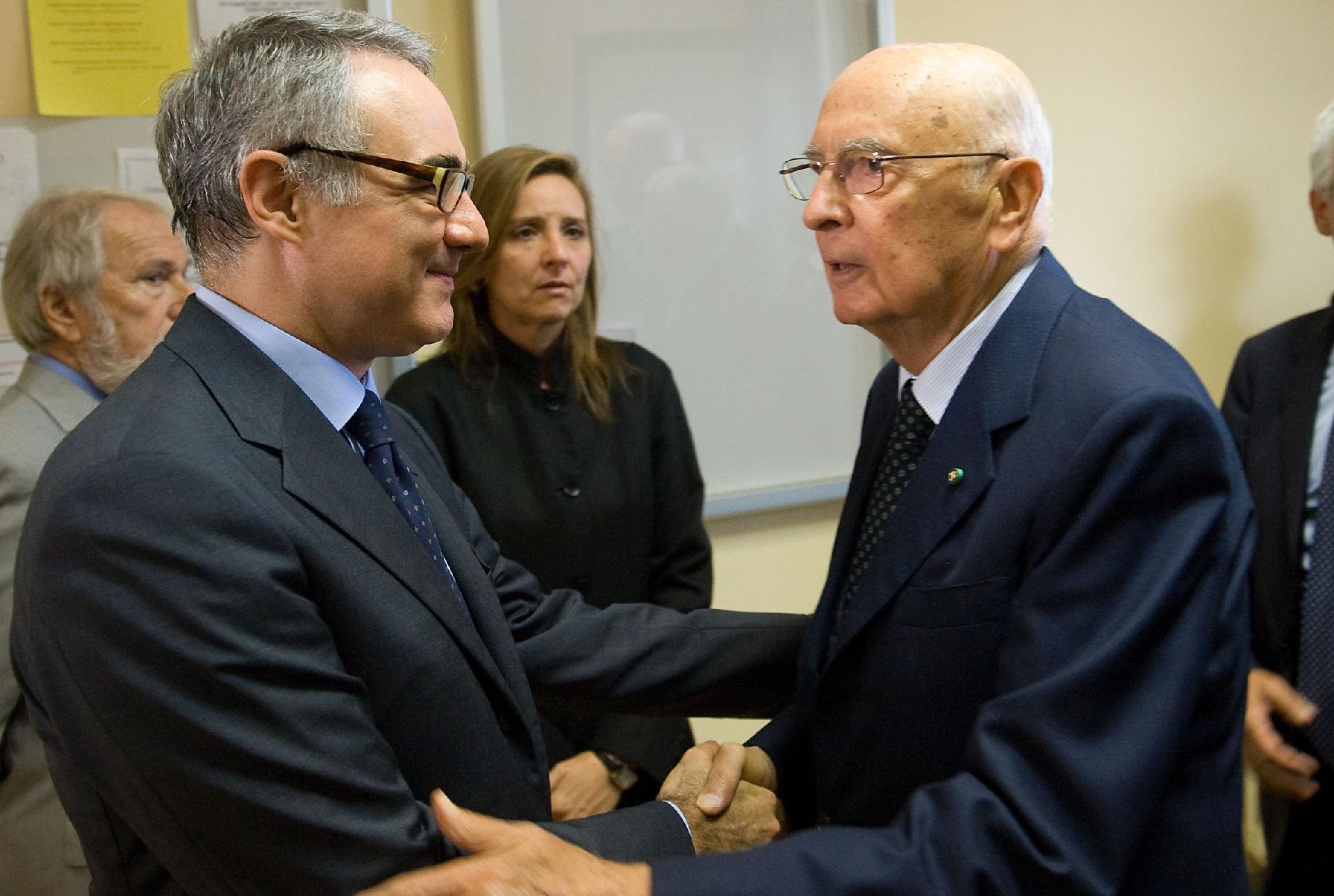 Il Presidente Giorgio Napolitano saluta i figli del Presidente Emerito della Repubblica Francesco Cossiga, Giuseppe e Anna Maria, al suo arrivo alla camera ardente allestita al Policlinico "Gemelli"