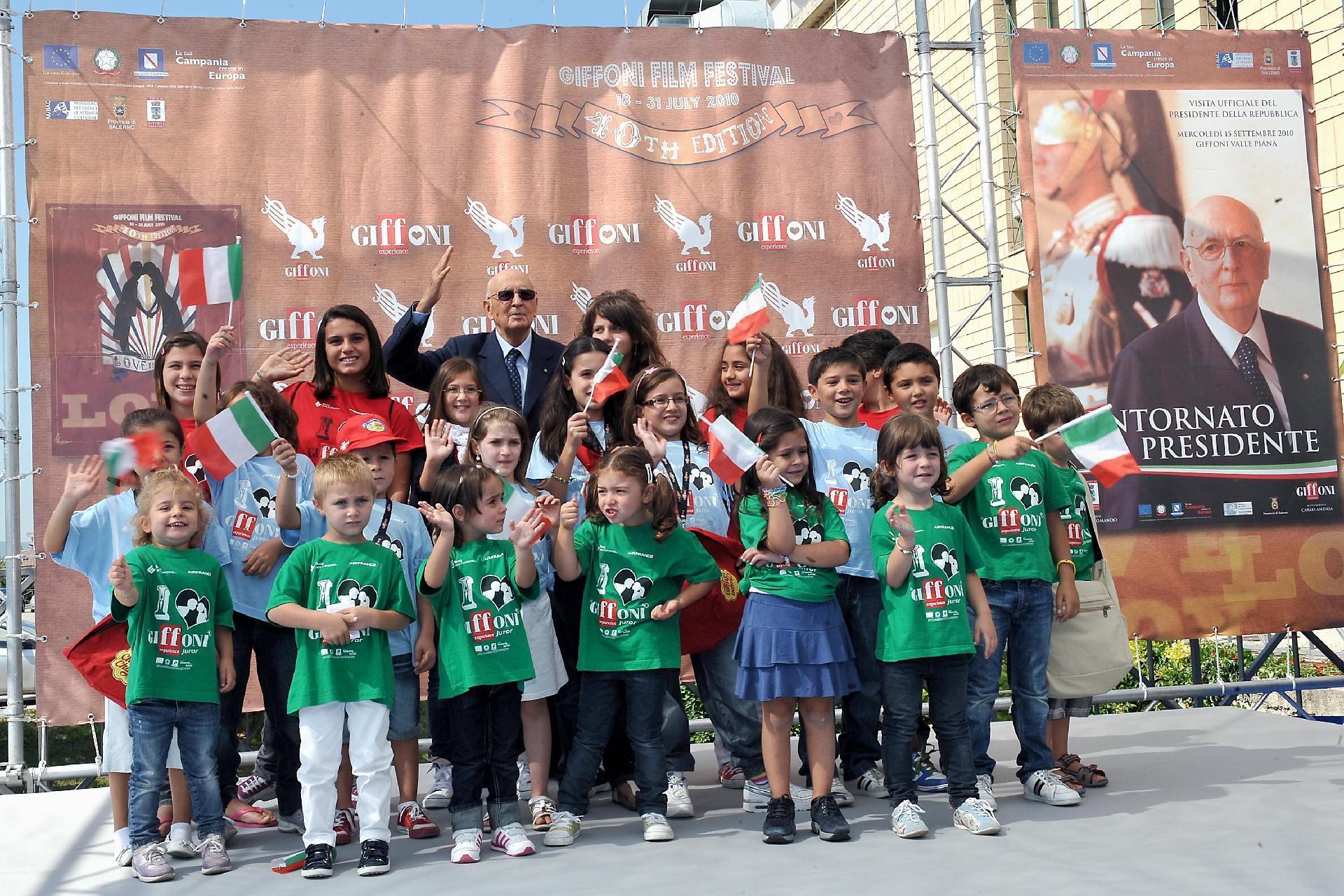 Il Presidente Giorgio Napolitano al termine della cerimonia con i bambini di Giffoni Valle Piana