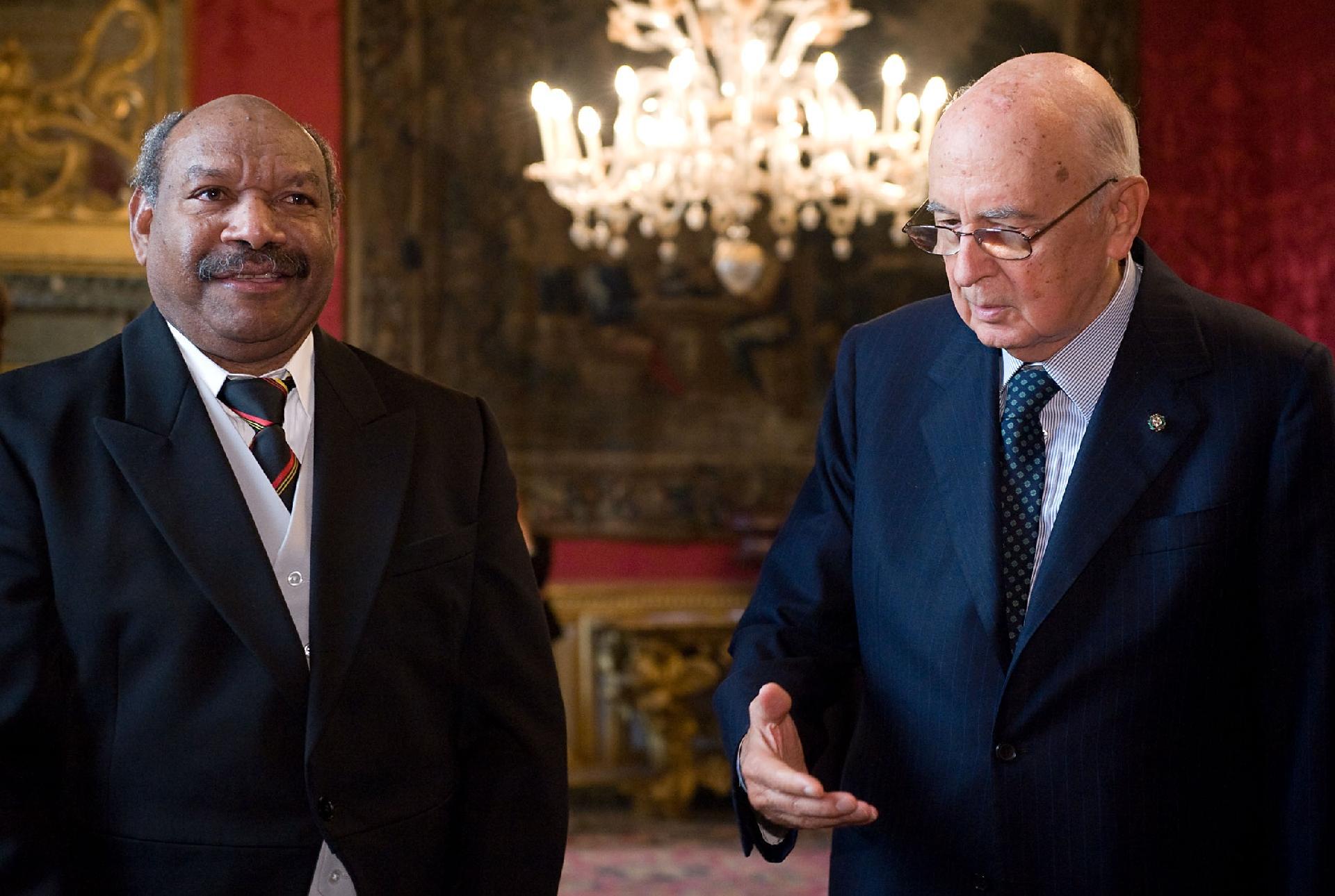 Il Presidente Giorgio Napolitano con S.E. il Signor Peter Maginde, nuovo Ambasciatore dello Stato Indipendente di Papua-Nuova Guinea, in occasione della presentazione delle Lettere Credenziali