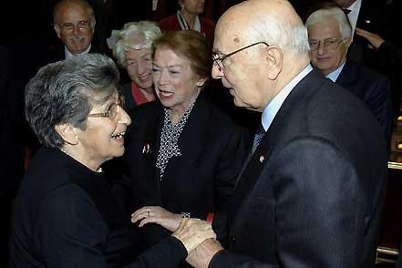 Il Presidente Giorgio Napolitano, la moglie Clio ed il Segretario generale del Quirinale Donato Marra con Miriam Mafai, al termine della Lectio magistralis, in occasione della cerimonia inaugurale di Studio "A sessant'anni dalla nascita della Repubblica e della Costituente. Donne e Uomini nella politica"