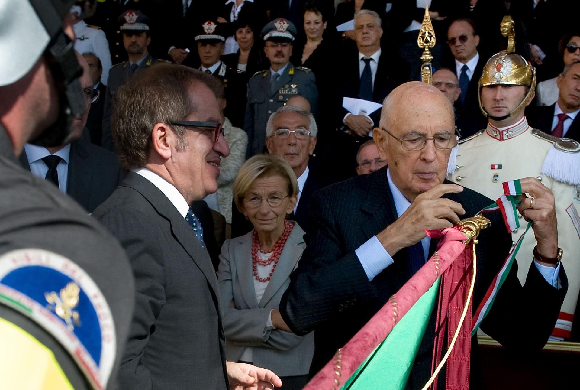 Il Presidente Giorgio Napolitano con il Ministro degli Interni Roberto Maroni consegna una medaglia d'oro al Valor Civile alla Bandiera d'Istituto del Corpo Nazionale dei Vigili del Fuoco, per l'attività svolta in occasione del disastro ferroviario di Viareggio del 29 giugno 2009