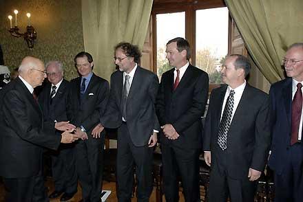 Il Presidente Giorgio Napolitano si congratula con i vincitori dei Premi Balzan al termine della cerimonia, all'Accademia dei Lincei. Da sin: Ludwig Finscher, Quentin Skinner, Paolo de Bernardis, Andrew Lange, Elliot Meyerowitz e Chcristopher Somerville