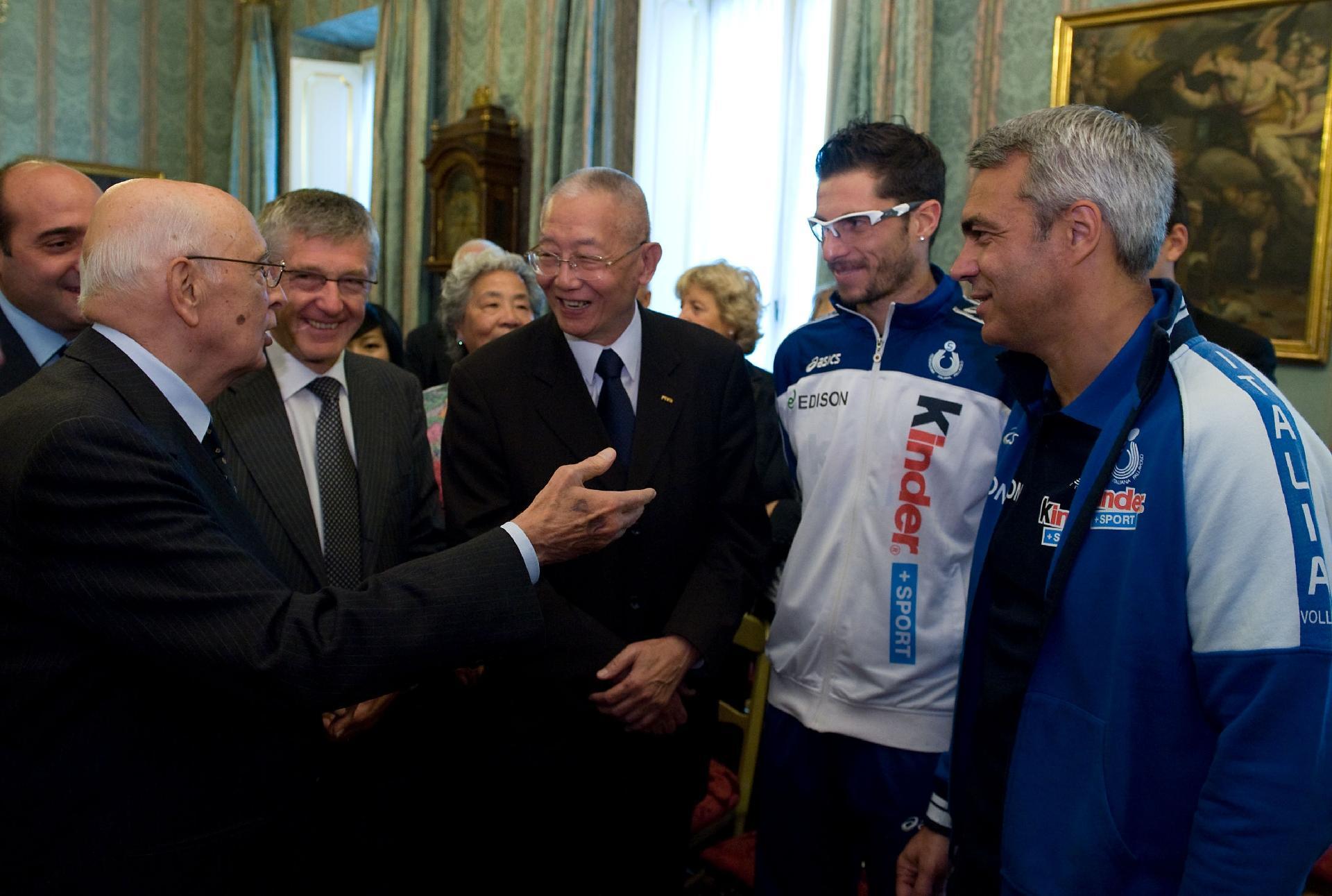 Il Presidente Giorgio Napolitano con il Presidente del Comitato Organizzatore, Carlo Salvatori, il Presidente della Federazione Internazionale di Pallavolo, Jizhong Wei, il capitano e l'allenatore della squadra di pallavolo Valerio Vermiglio e Andrea Anastasi, in occasione dell'incontro con il Comitato oragnizzatore del XVII campionato mondiale di pallavolo maschile 2010