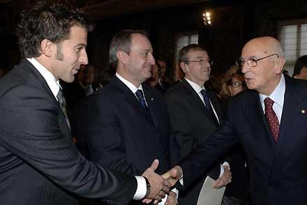 Il Presidente Giorgio Napolitano si congratula con il Campione del Mondo Alessandro Del Piero, Giorgio Sandi Amministratore Delegato della Sisal per il Premio "Credere nella Ricerca" ed il Prof. Lorenzo Moretta che ha ricevuto il Premio Guido Venosta