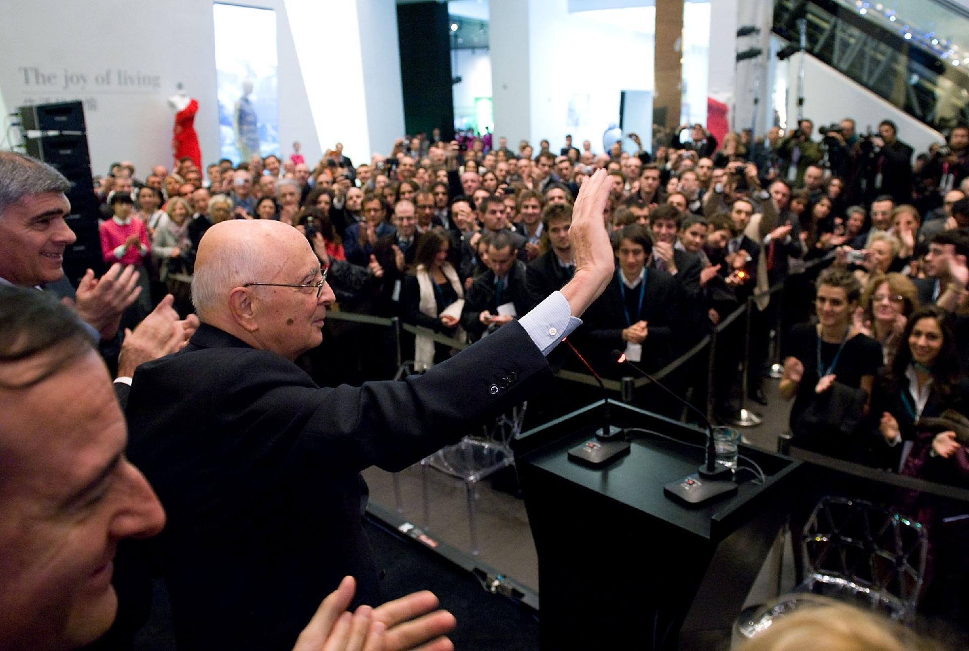 Il Presidente Giorgio Napolitano con a fianco il Ministro degli Esteri Franco Frattini e l'Ambasciatore d'Italia a Pechino Riccardo Sessa, al termine dell'incontro con la comunità italiana a Shanghai, in occasione della visita all'Expo
