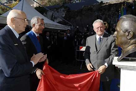 Il Presidente Giorgio Napolitano, nella foto con Riccardo Di Palma, Presidente della Provincia di Napoli e Francesco Paolo Casavola, Presidente Emerito della Corte costituzionale durante la cerimonia di scoprimento del busto bronzeo del Presidente Enrico De Nicola