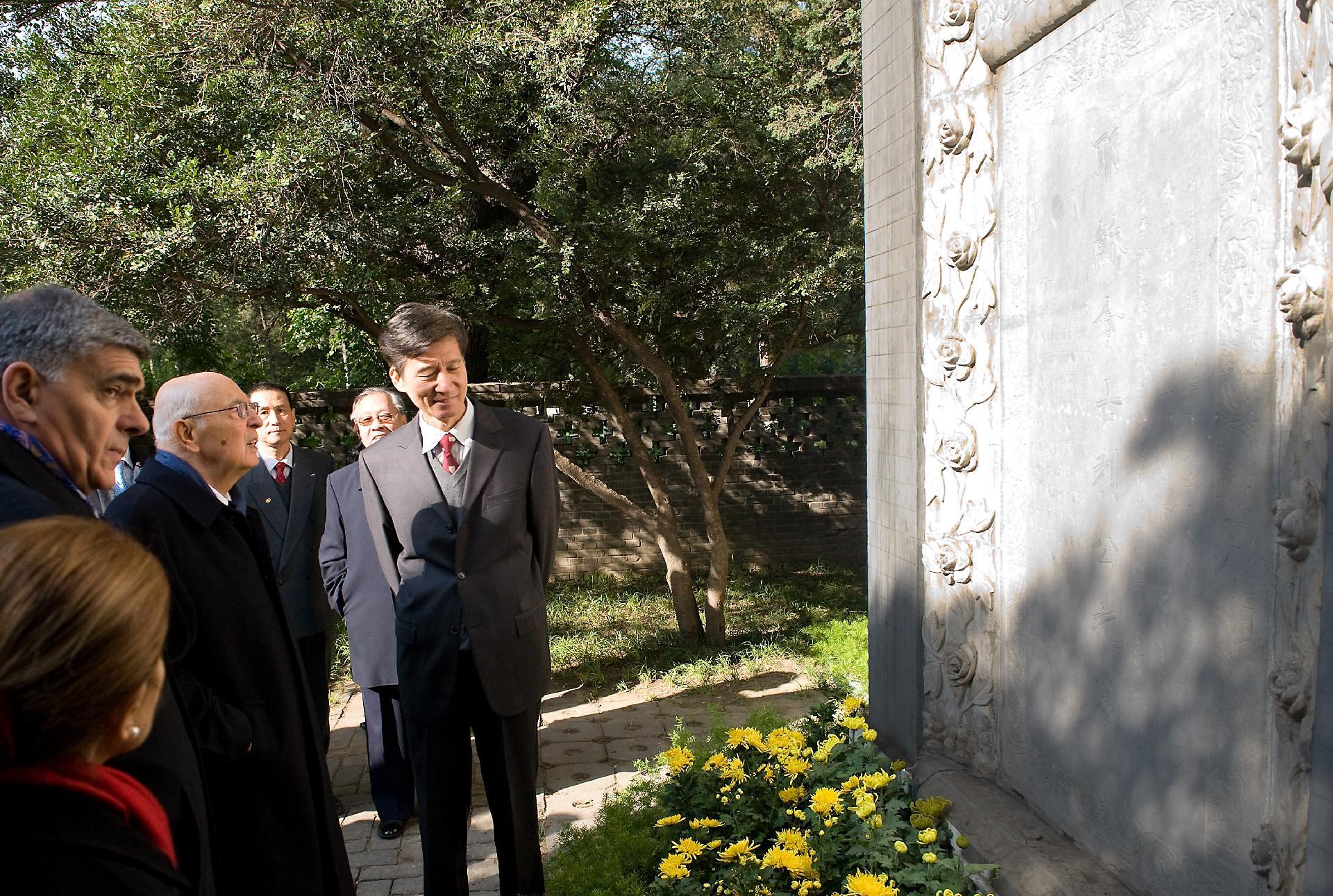 Il Presidente Giorgio Napolitano durante la visita alla Tomba di Matteo Ricci