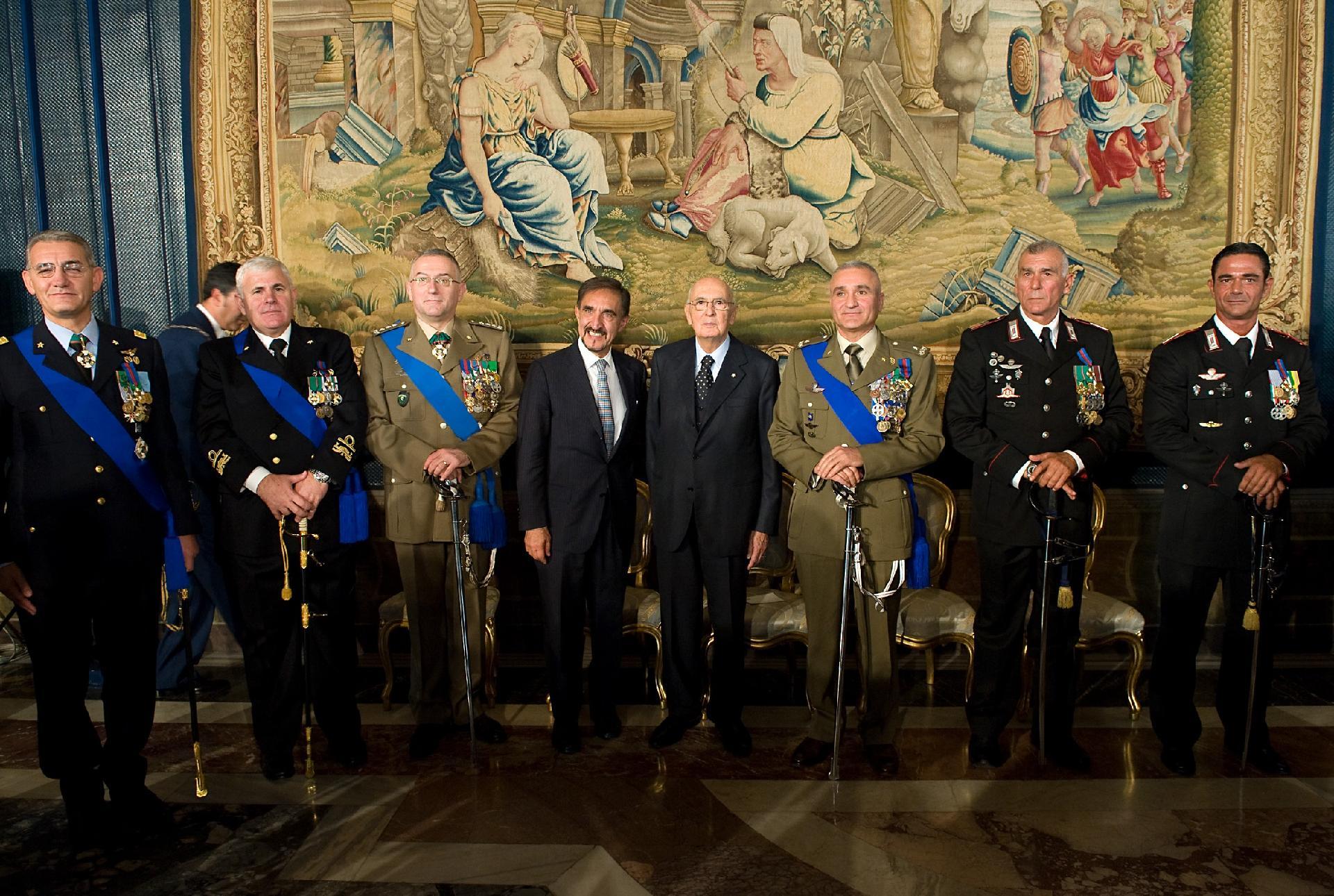 Il Presidente Giorgio Napolitano e il Ministro della Difesa Ignazio La Russa con i nuovi insigniti dell'Ordine Militare d'Italia, in occasione del Giorno dell'Unità Nazionale e Giornata delle Forze Armate
