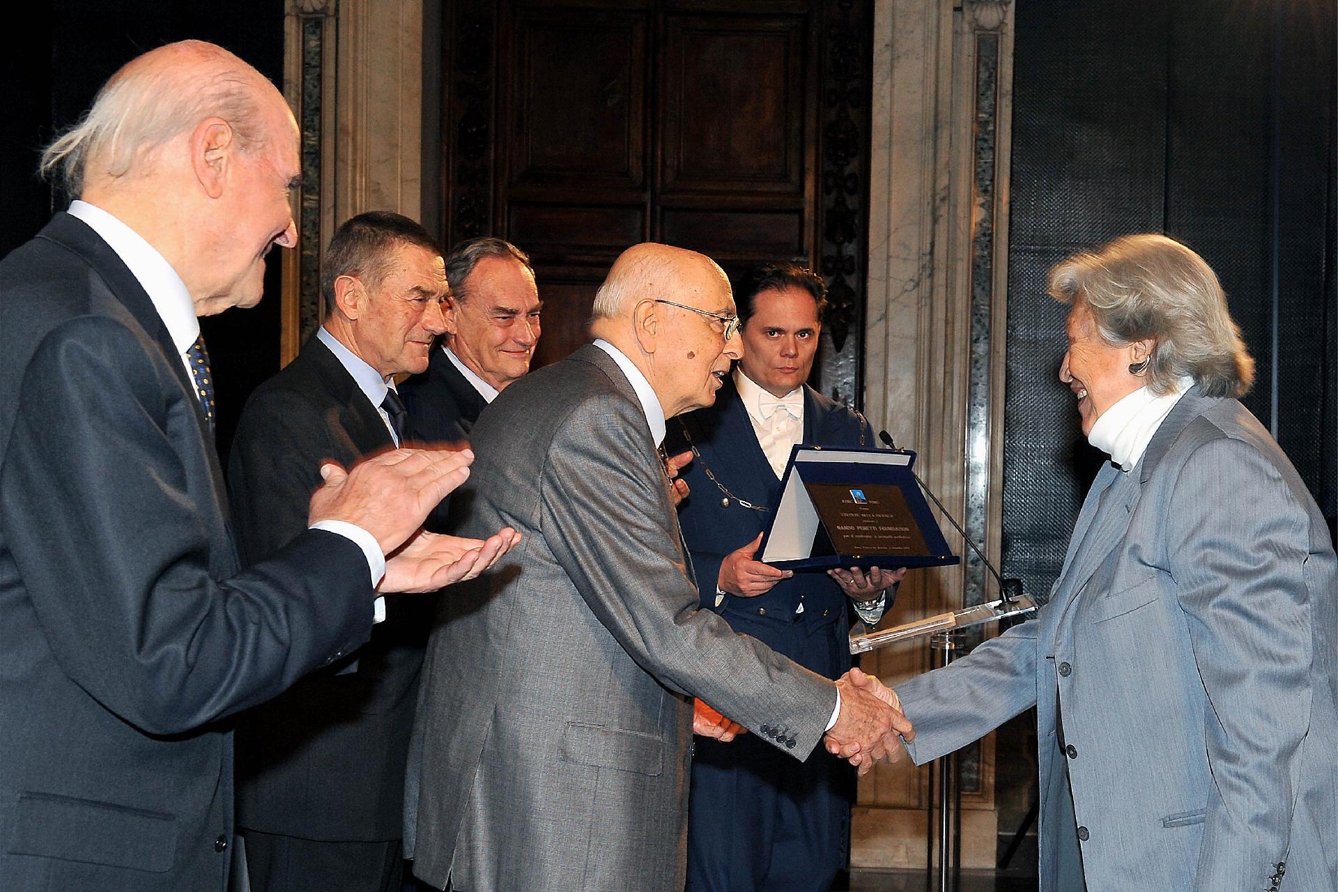 Il Presidente Giorgio Napolitano consegna il premio "Credere nella Ricerca" per la Fondazione "Nando Peretti" alla Dott.ssa Elsa Peretti in occasione della celebrazione della Giornata Nazionale per la Ricerca sul Cancro