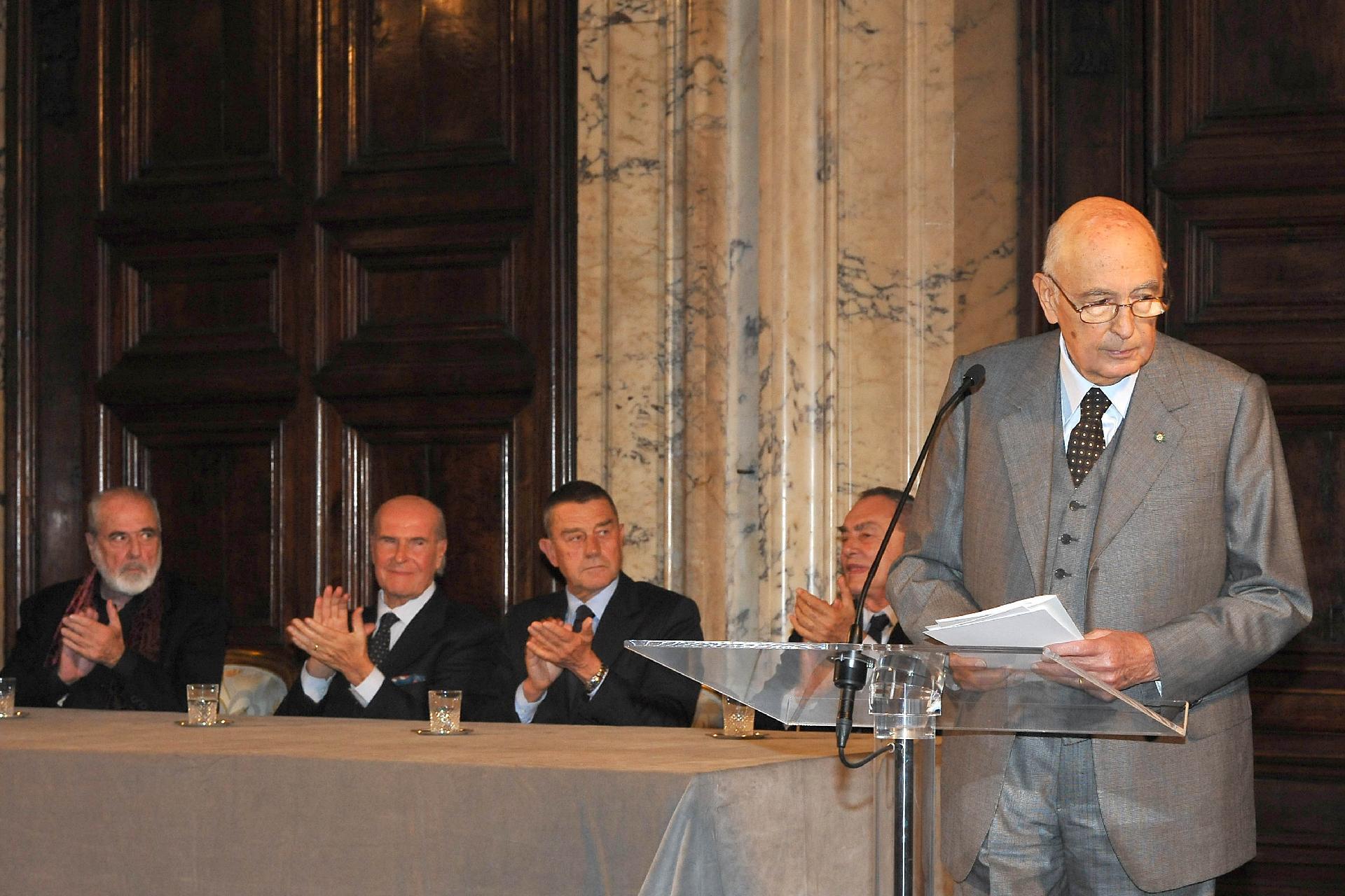 Plauso al Presidente della Repubblica Giorgio Napolitano al termine del suo intervento in occasione della celebrazione della Giornata Nazionale per la Ricerca sul Cancro