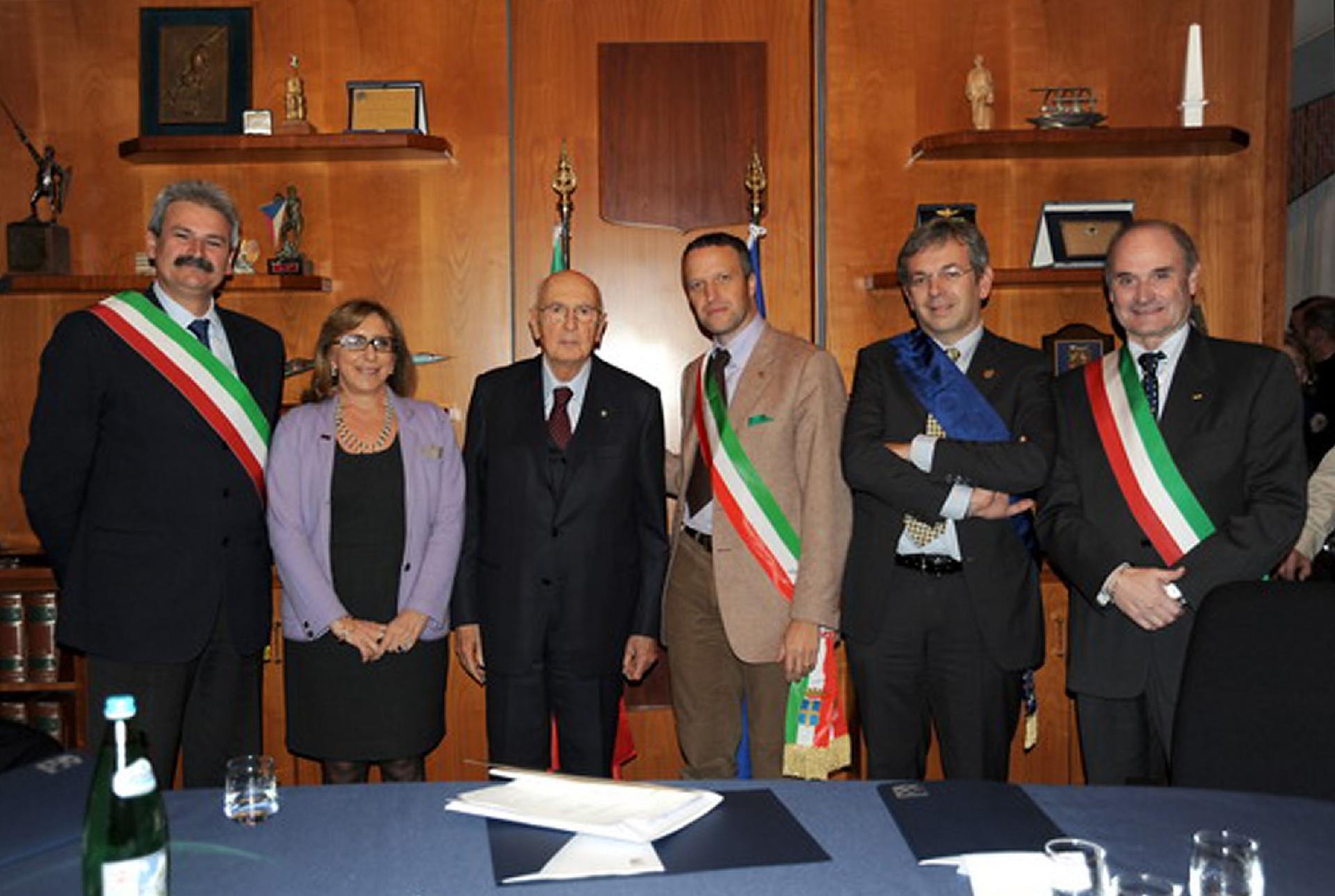 Il Presidente Giorgio Napolitano con il Sindaco di Soave Lino Gambaretto, il Prefetto di Verona Perla Stancari, il Sindaco di Verona Flavio Tosi, il Presidente della Provincia Giovanni Miozzi e il Sindaco di Monteforte d'Alpone Carlo Tessari