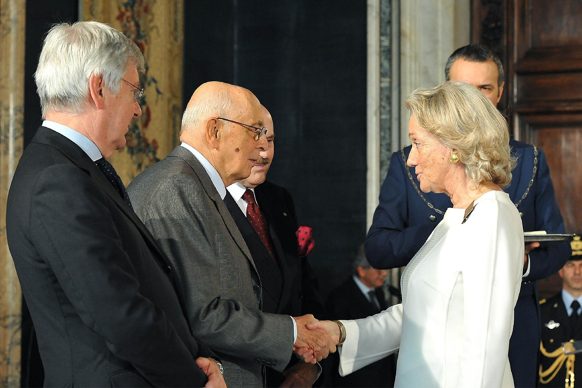 Il Presidente Giorgio Napolitano consegna le insegne di Cavaliere dell'Ordine &quot;Al Merito del Lavoro&quot; a Carla Macola