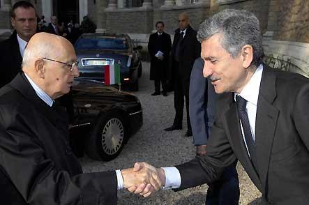Il Presidente Giorgio Napolitano accolto dal Ministro degli Esteri Massimo D'Alema al suo arrivo a Villa Madama, in occasione della celebrazione della "Seconda Giornata dell'Asia e del Pacifico".