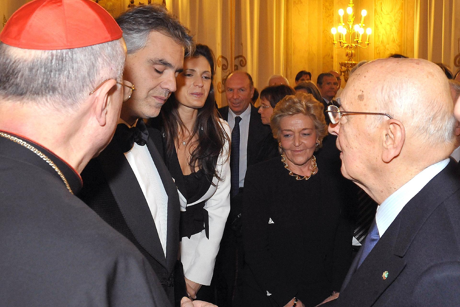Il Presidente Giorgio Napolitano saluta il Maestro Andrea Bocelli al termine del Concerto di Natale al Senato