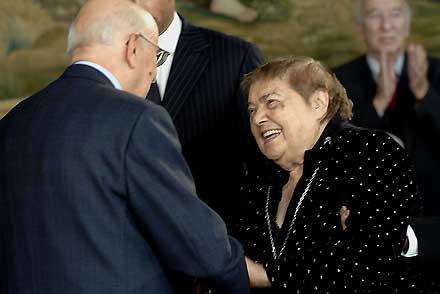 Il Presidente Giorgio Napolitano consegna il Premio "Vittorio De Sica" a Fernanda Pivano, per la Letteratura