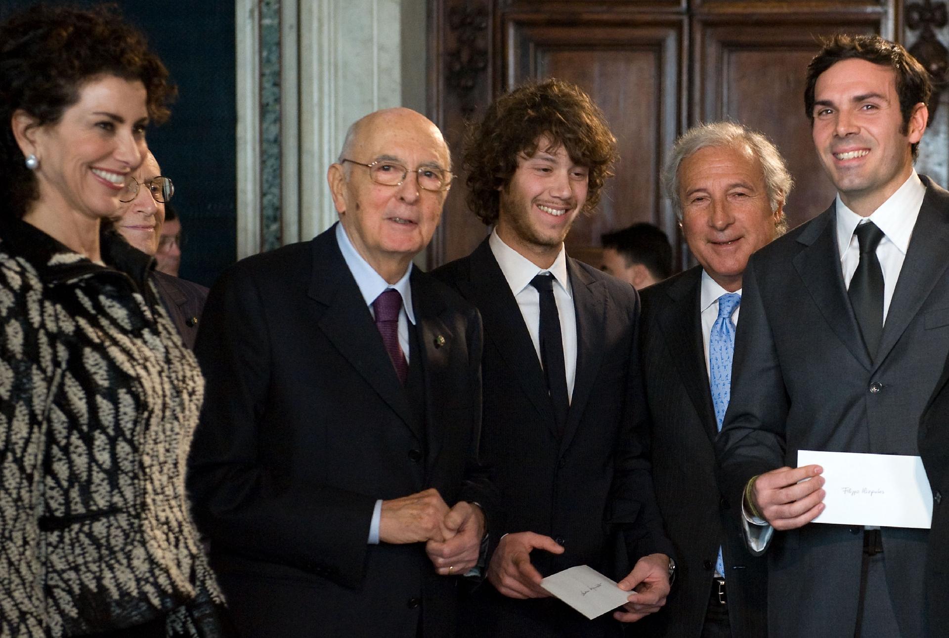 Il Presidente Giorgio Napolitano, nel corso della "Giornata della Qualità Italia", con gli studenti vincitori di un premio di laurea promosso dal Comitato Leonardo