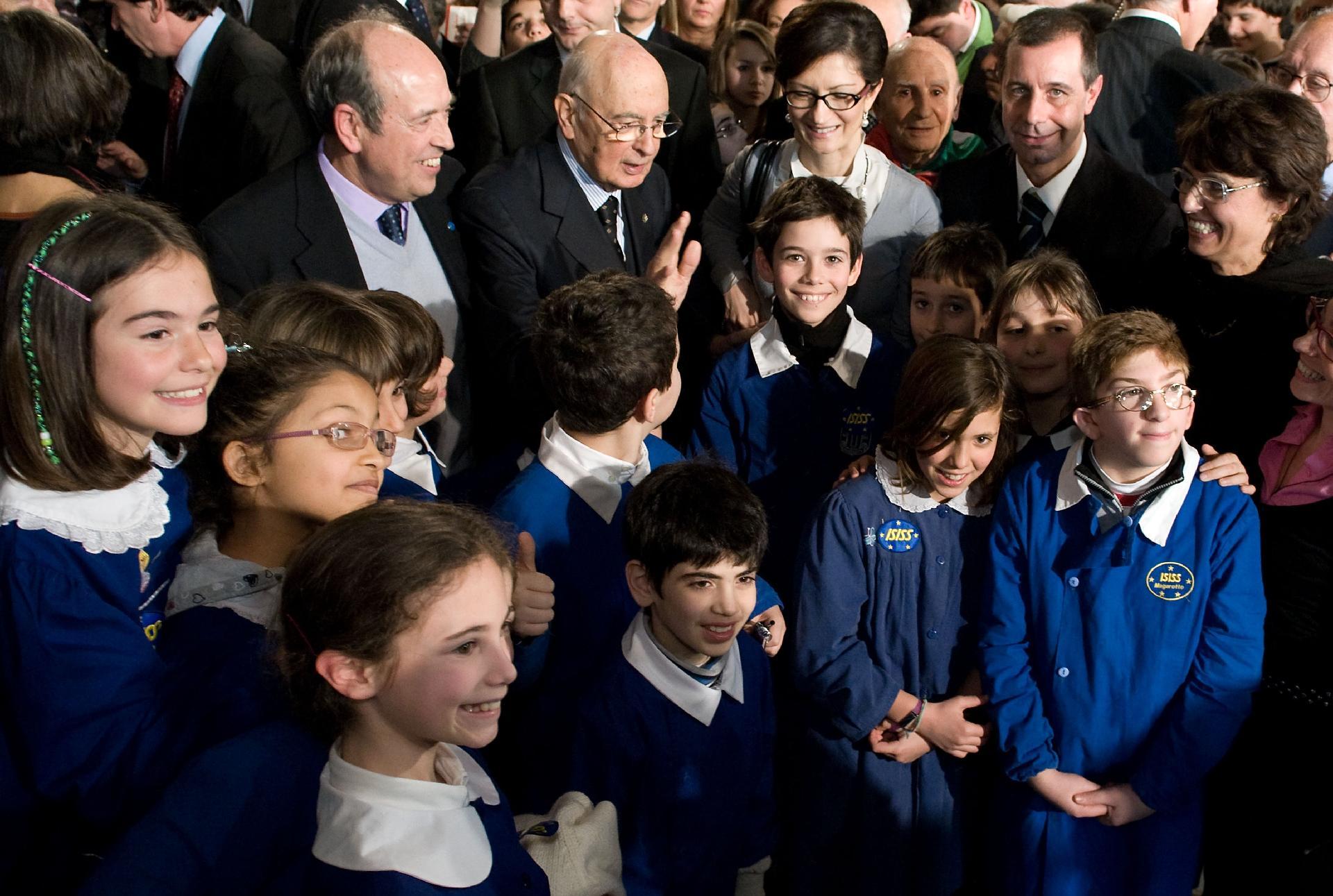 Il Presidente Giorgio Napolitano con alcuni studenti intervenuti alla celebrazione del "Giorno della Memoria"