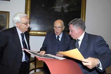 Il Presidente della Repubblica Giorgio Napolitano con il Rettore dell'Università degli Studi "La Sapienza" Prof. Renato Guarini e il Sindaco di Ventotene in occasione del convegno inaugurale del Comitato Nazionale per le celebrazioni del centenario della nascita di Altiero Spinelli