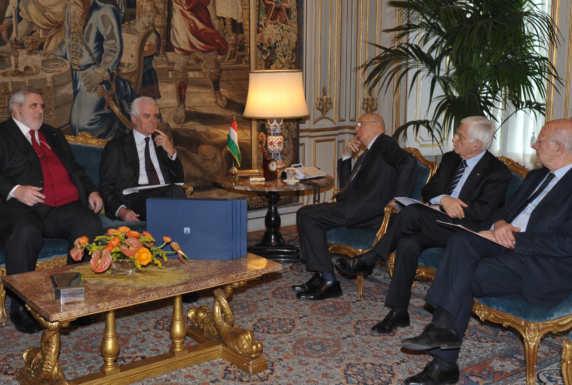Il Presidente Giorgio Napolitano nel corso dei colloqui con Fabrizio Palenzona e Gilberto Benetton