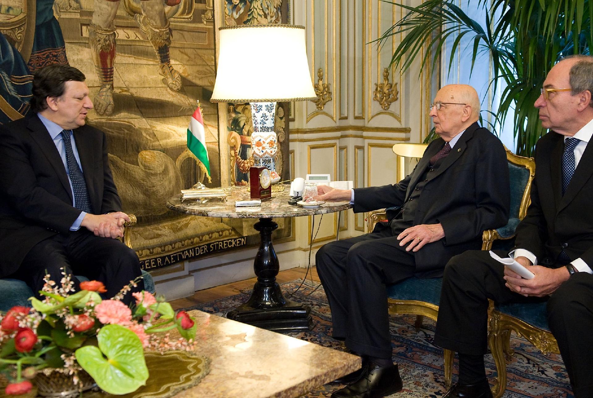 Il Presidente Giorgio Napolitano, con a fianco il Sottosegretario Alfredo Mantica, nel corso dei colloqui con Josè Manuel Barroso, Presidente della Commissione Europea