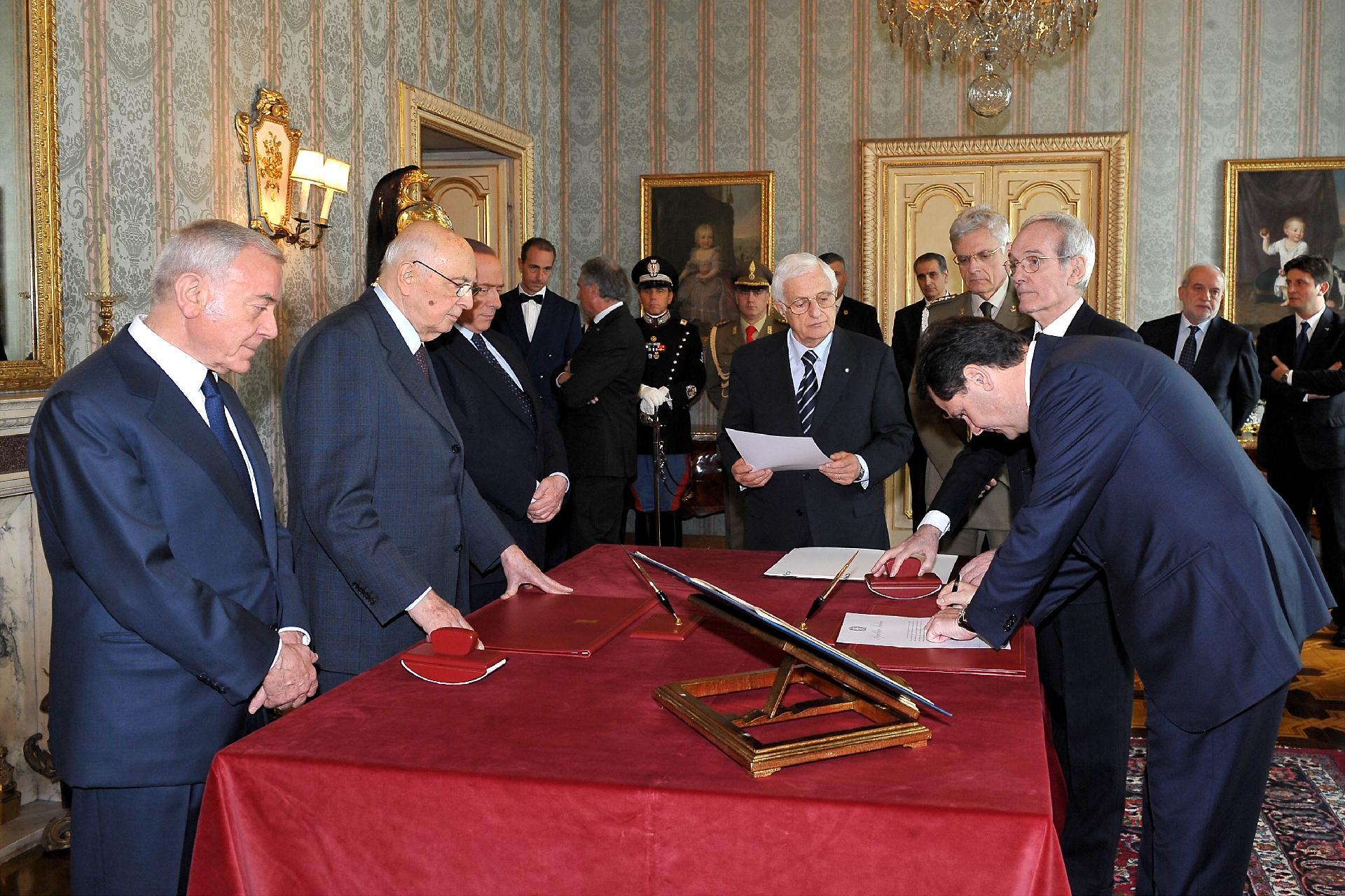 Il Presidente Giorgio Napolitano nel corso della cerimonia di giuramento del nuovo Ministro delle Politiche Agricole, Alimentari e Forestali, Francesco Saverio Romano