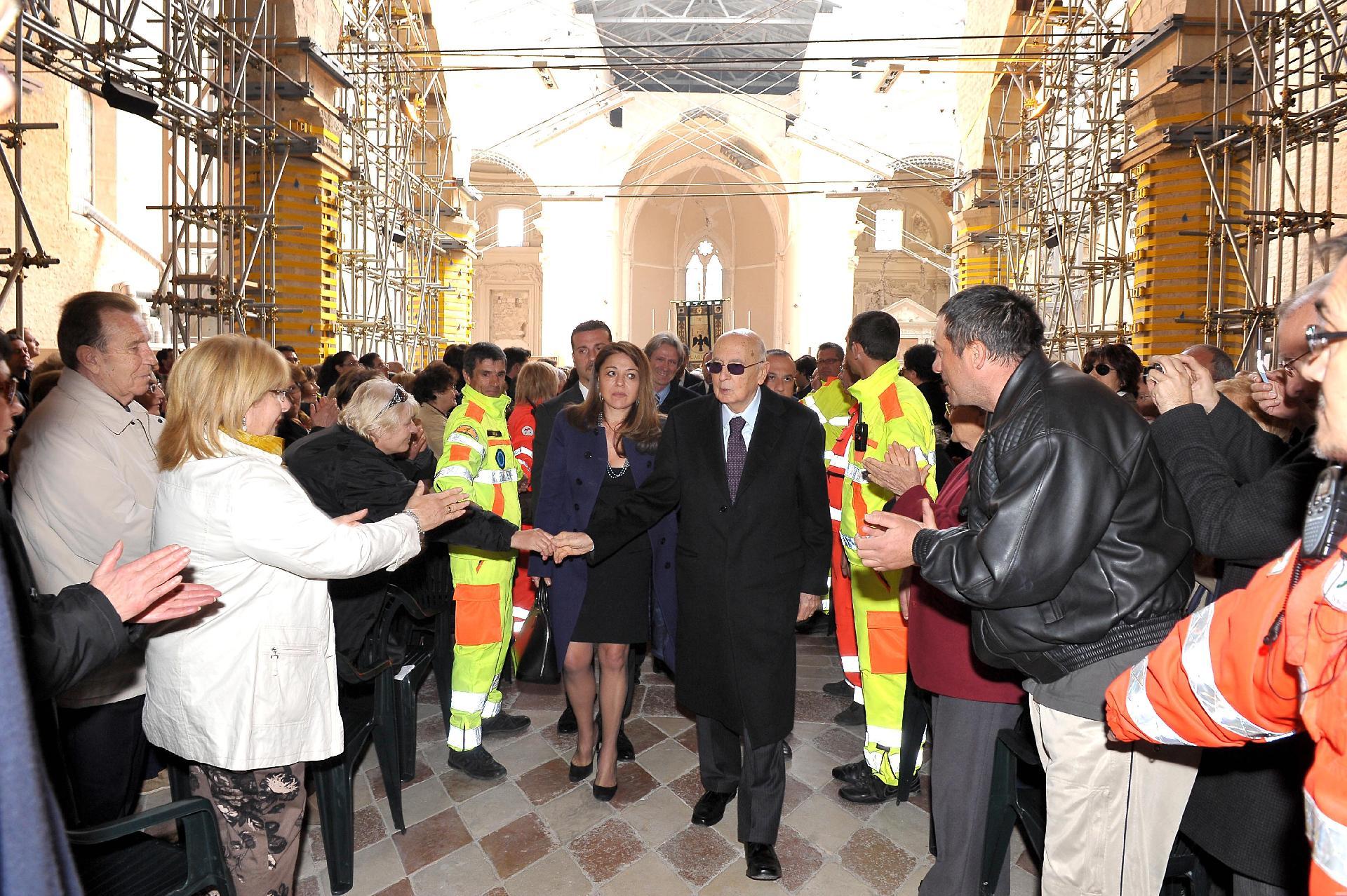 Il Presidente Giorgio Napolitano alla Basilica di Santa Maria di Collemaggio al termine della Messa in ricordo delle vittime del terremoto del 6 aprile 2009