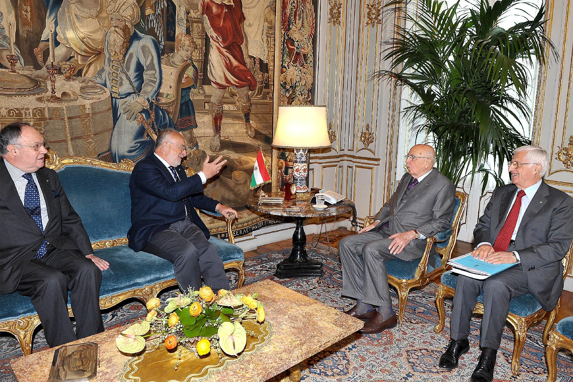 Il Presidente Giorgio Napolitano con il Prof. Ugo De Siervo, Presidente della Corte costituzionale, durante i colloqui