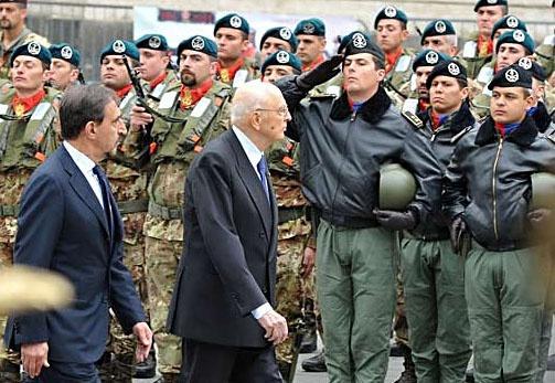 Il Presidente Giorgio Napolitano, accompagnato dal Ministro della Difesa Ignazio La Russa, passa in rassegna un reparto schierato, in occasione della celebrazione del 150° anniversario della costituzione dell'Esercito Italiano