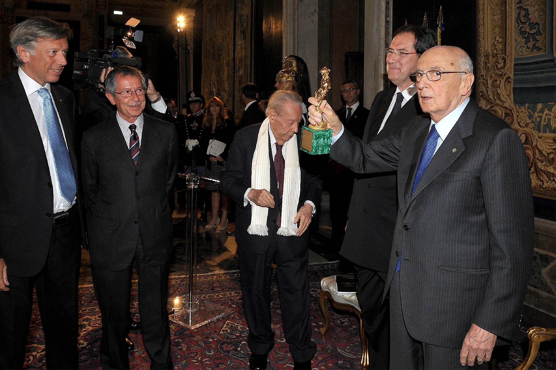 Il Presidente Giorgio Napolitano mostra il "David di Donatello" speciale per i 150 anni dell'Unità d'Italia, in occasione della cerimonia di presentazione dei candidati ai Premi "David di Donatello" per l'anno 2011