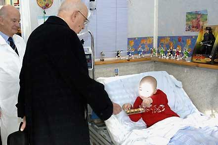 Il Presidente Giorgio Napolitano durante la visita al Reparto di Oncologia Pedriatica del Policlinico Umberto I accompagnato dal Direttore Prof. Castello