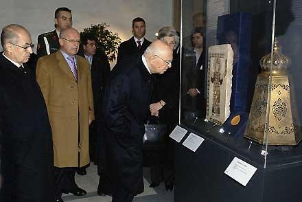 I Presidenti della Repubblica Italiana e di Turchia Giorgio Napolitano e Ahmet Necdet Sezer durante la visita alla Mostra "Turchia: settemila anni di storia" illustrata dal Consigliere Louis Godart, inaugurata al Quirinale