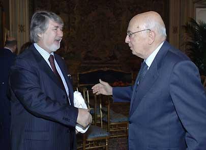 Il Presidente Giorgio Napolitano accoglie Giuliano Poletti, Presidente della Lega Nazionale Cooperative e Mutue con alcuni componenti del sodalizio,in occasione dell'incontro per il 120°anniversario di fondazione della Legacoop.