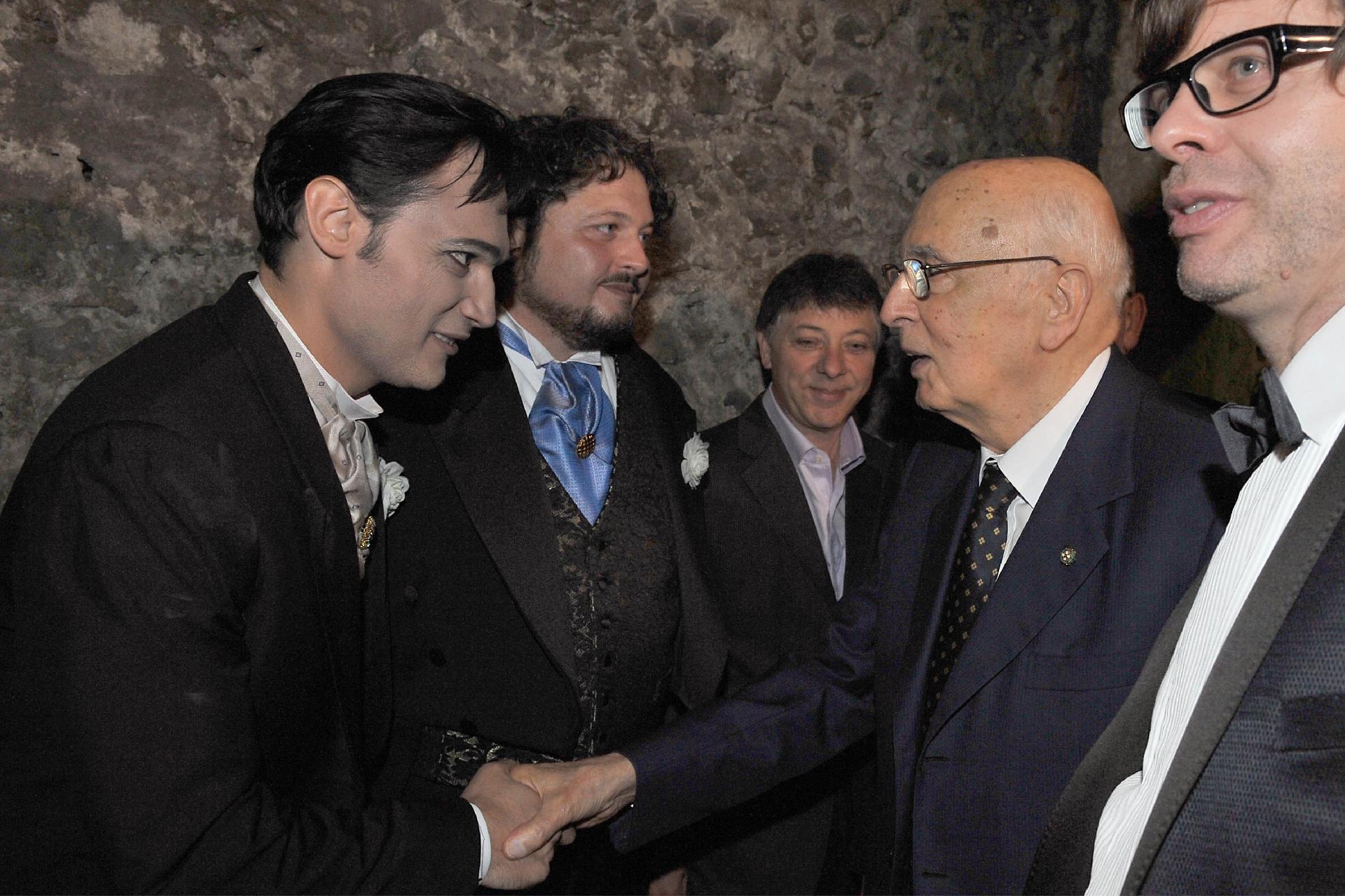 Il Presidente Giorgio Napolitano con gli artisti in occasione della rappresentazione dell'opera "La Traviata" di Giuseppe Verdi, diretta dal Maestro Carlo Rizzi