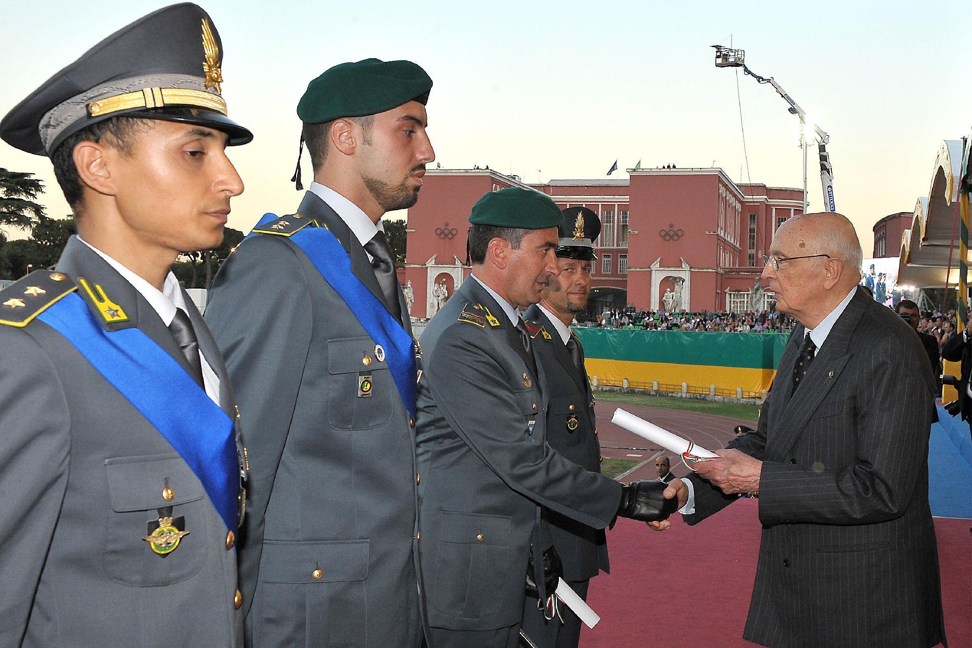 Il Presidente Giorgio Napolitano durante la consegna degli Encomi Solenni in occasione del 237° anniversario di fondazione del Corpo della Guardia di Finanza