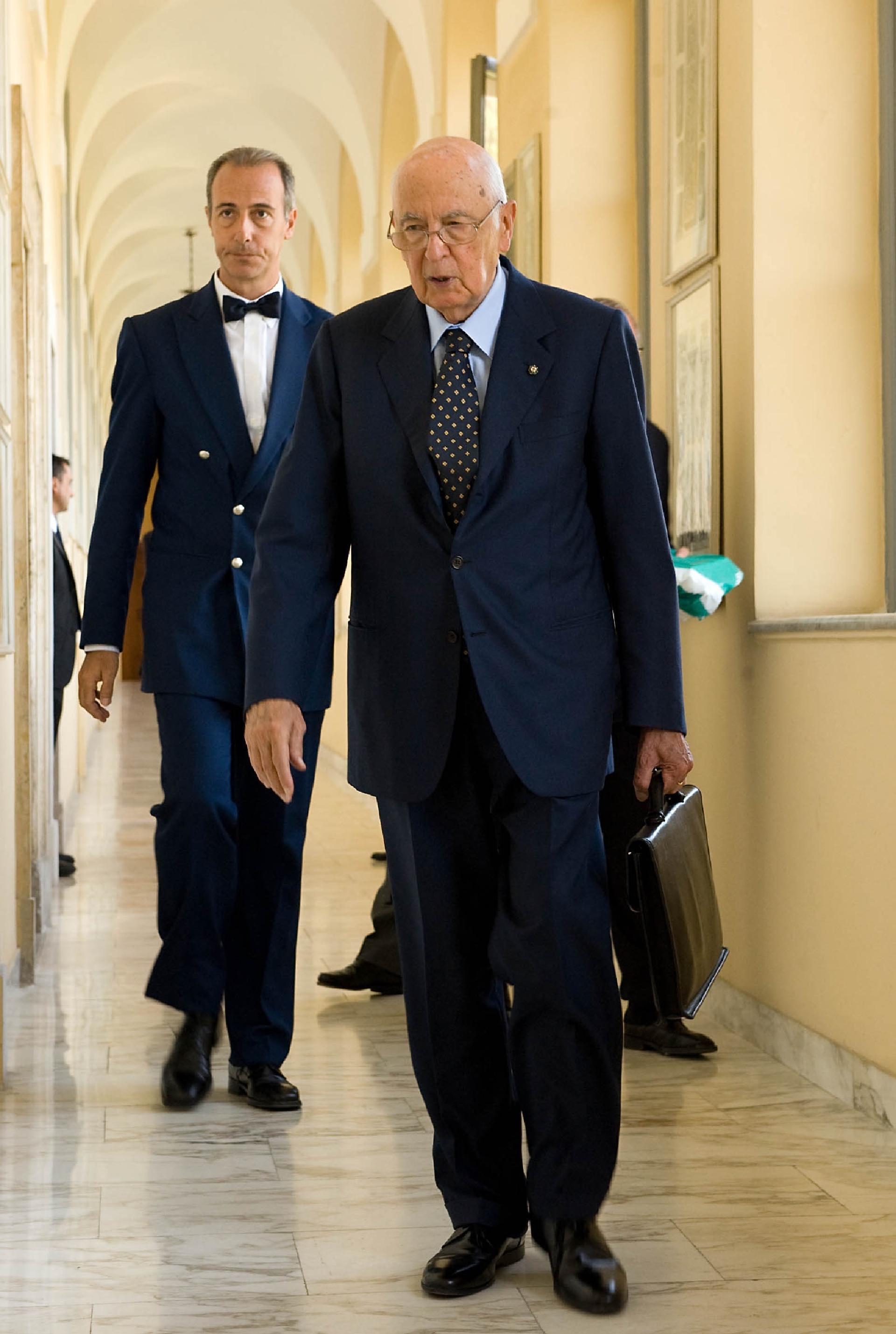 Il Presidente Giorgio Napolitano al suo ingresso nello studio al Quirinale