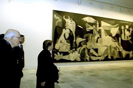 Il Presidente Giorgio Napolitano con la moglie Clio durante la visita al Museo Nazionale Centro di Arte "Reina Sofia", davanti al "Guernica" di Pablo Picasso.