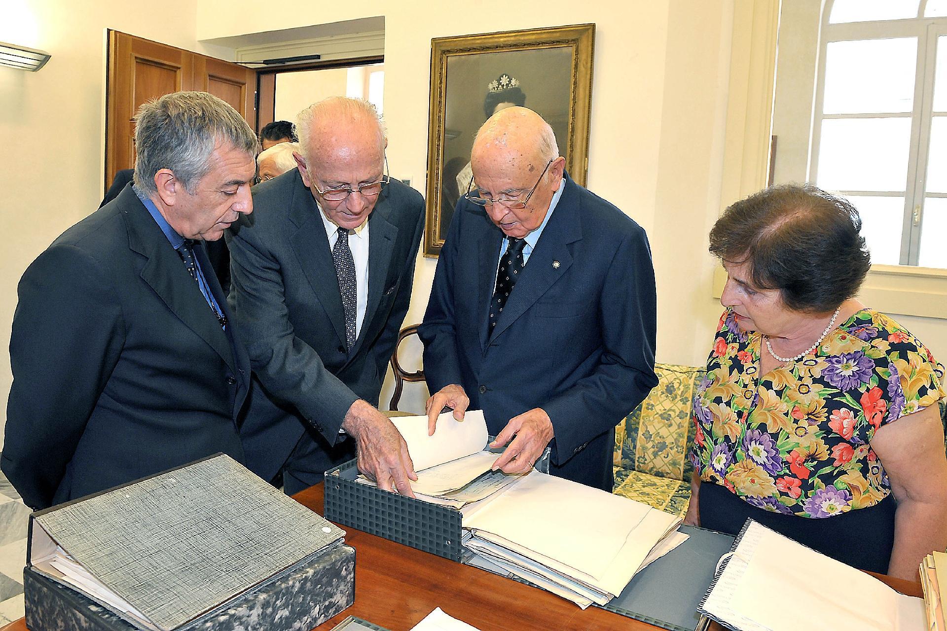 Il Presidente Giorgio Napolitano con Nicola Merzagora, figlio del Sen. Cesare, Nicola De Ianni e Paola Carucci, in occasione della consegna dell'Archivio Merzagora al Quirinale