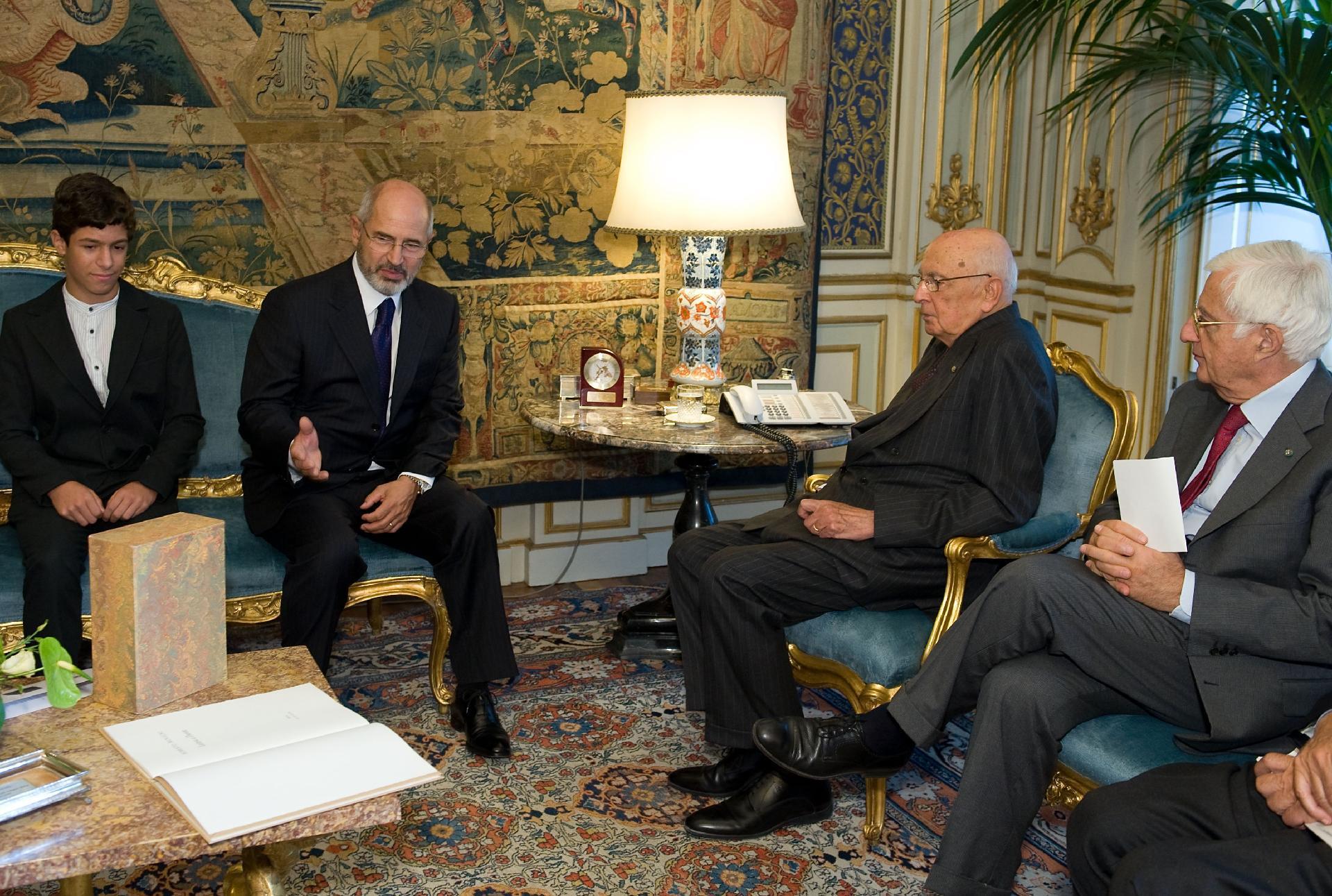 Il Presidente Giorgio Napolitano con Daniele Olschki, Amministratore Unico della Casa Editrice "Leo S. Olschki" in occasione della consegna della ristampa de "La Commedia di Dante Alighieri" realizzata in occasione del 150° anniversario dell'Unità d'Italia