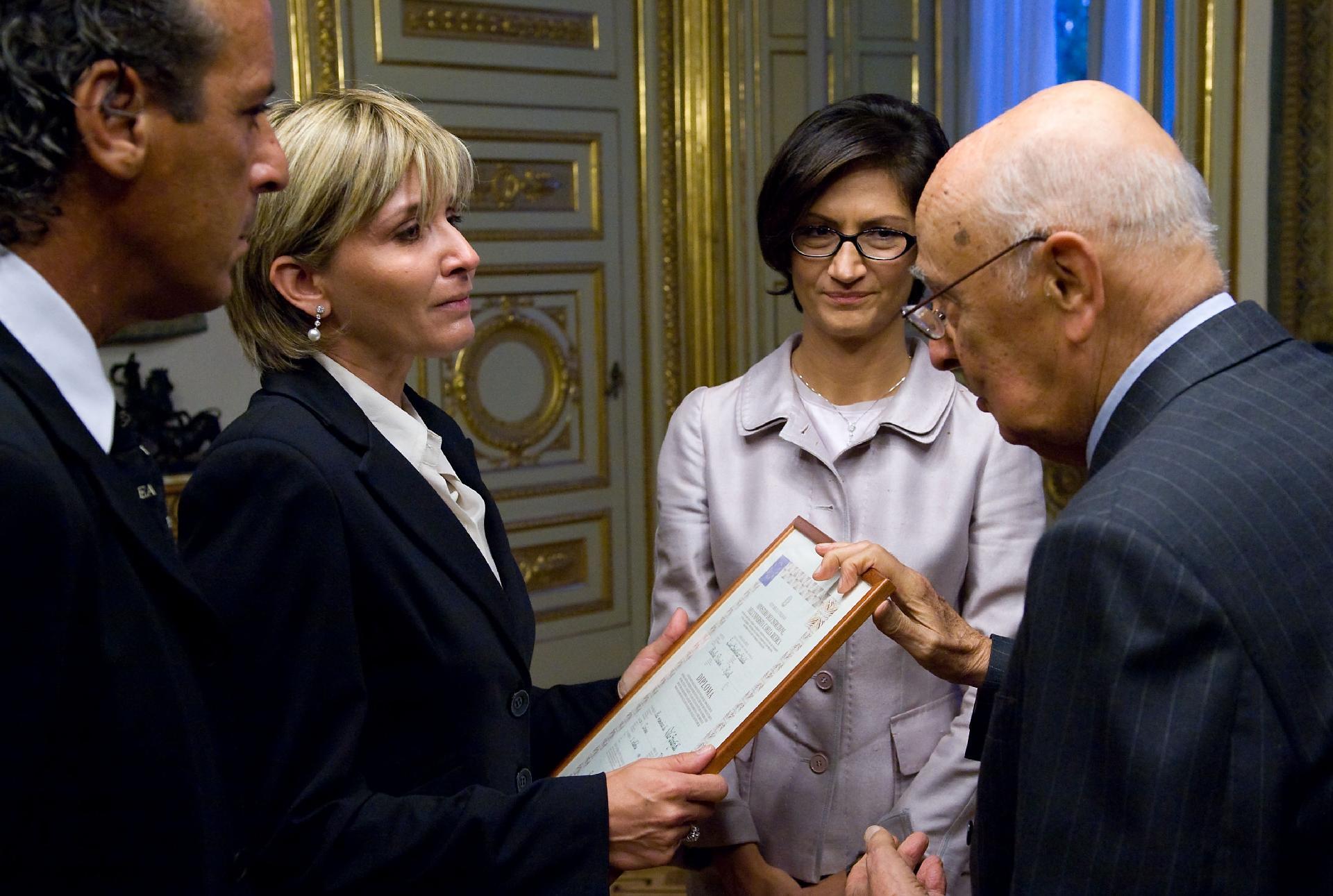 Il Presidente Giorgio Napolitano consegna un diploma di maturità alla memoria ai genitori di Vito Scafidi, studente del Liceo Darwin di Rivoli tragicamente scomparso nel crollo del soffitto della scuola