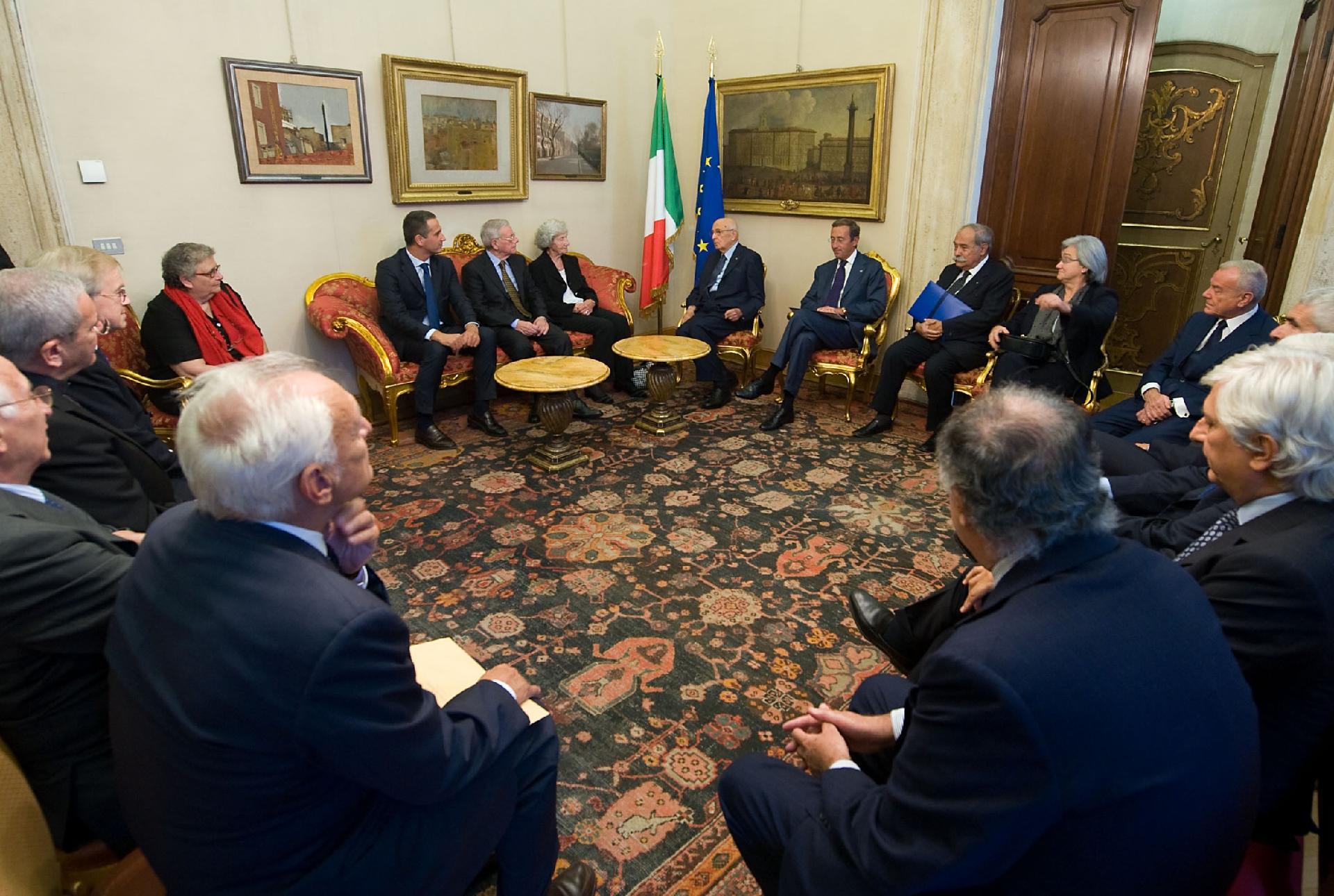 Il Presidente Giorgio Napolitano con il Presidente della Camera dei deputati Gianfranco Fini, la Signora Giuseppina Martinazzoli Ferrari e gli oratori del convegno "Mino Martinazzoli: tra cattolicesimo liberale e cattolicesimo democratico"