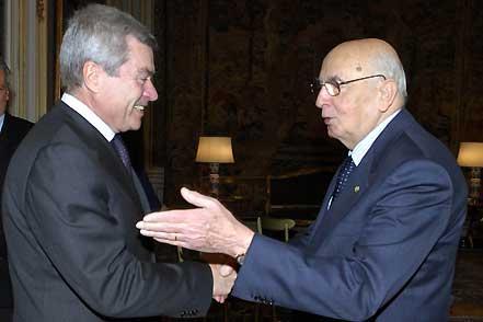 Il Presidente Giorgio Napolitano accoglie l'On. Carlo Sangalli, Presidente di Confcommercio nel suo studio, in occasione dell'incontro con i componenti l'Ufficio di Presidenza