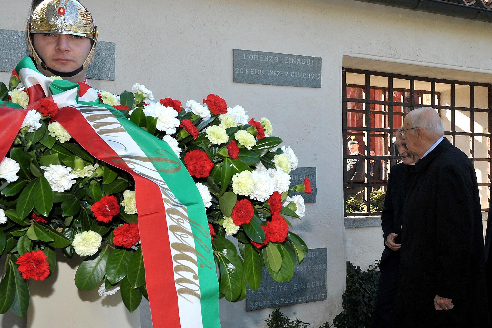 Il Presidente Giorgio Napolitano al suo arrivo nel Cimitero di Dogliani per la deposizione di un cuscino di fiori sulla tomba del Presidente Luigi Einaudi