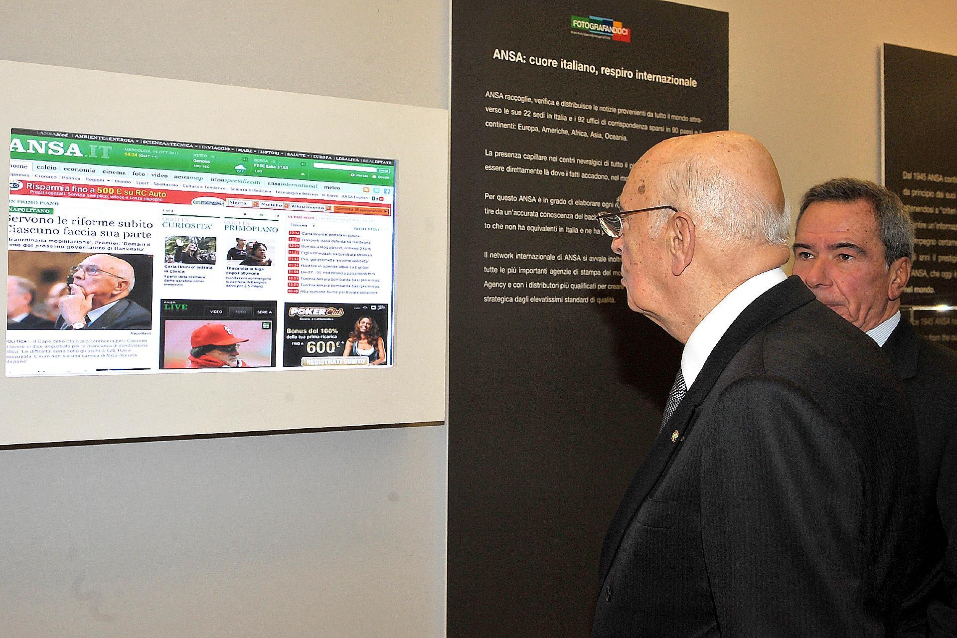 Il Presidente Giorgio Napolitano nel corso della visita alla Mostra "Fotografandoci" organizzata dall'Agenzia ANSA, allestita al Complesso Monumentale del Vittoriano