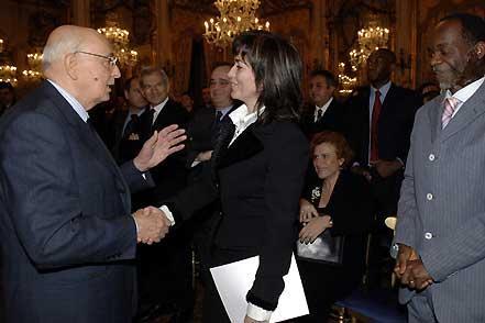 Il Presidente Giorgio Napolitano saluta il Nuovo Cittadino, Alma Malia, proveniente dall'Albania in occasione dell'incontro al Quirinale. A destra nella foto: Sunday Onawuye Ehigiator, proveniente dalla Nigeria