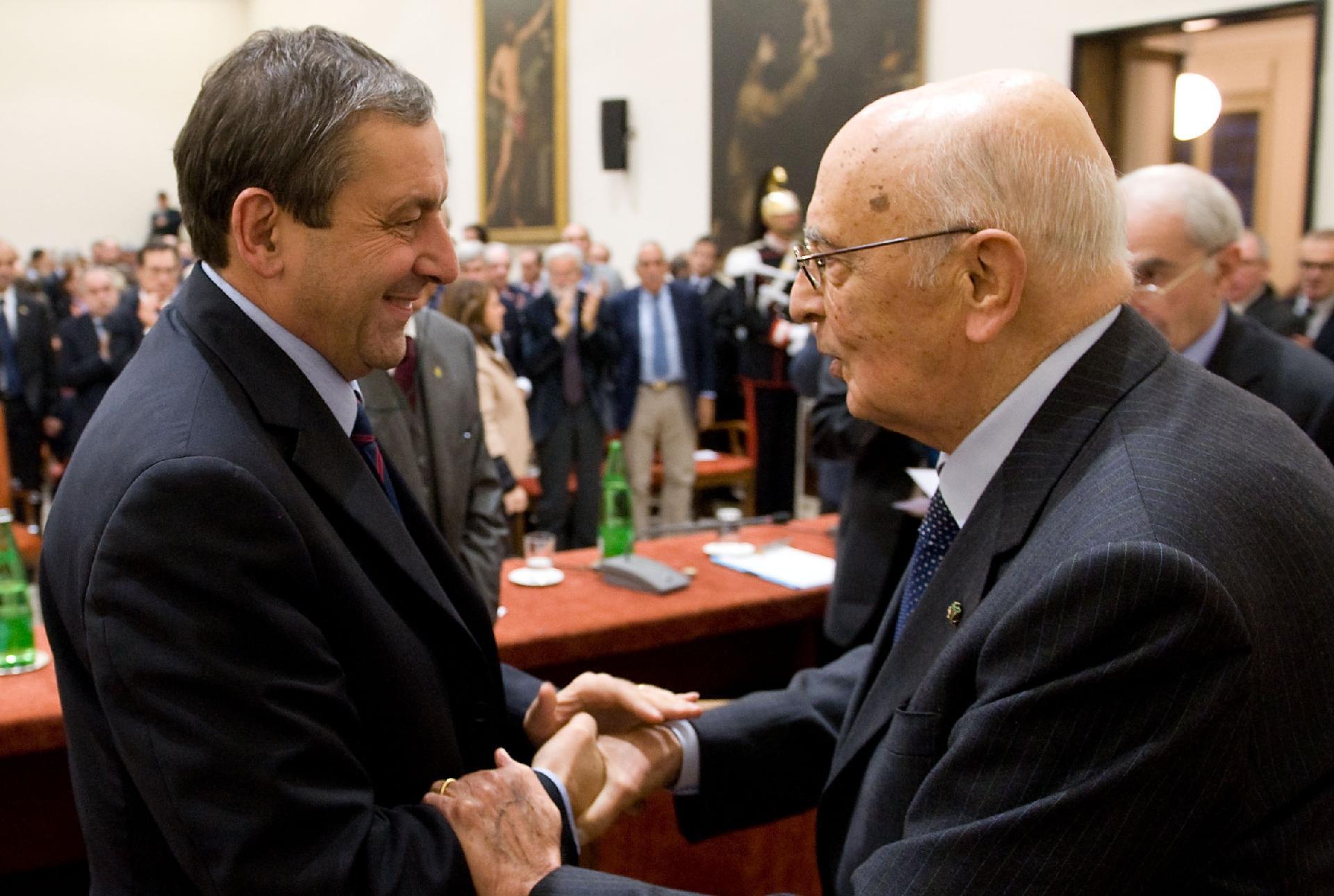 Il Presidente Giorgio Napolitano con Francesco Profumo, Presidente del Consiglio nazionale delle ricerche , al termine del convegno &quot;Europa 2020: rendere l'Italia protagonista&quot;