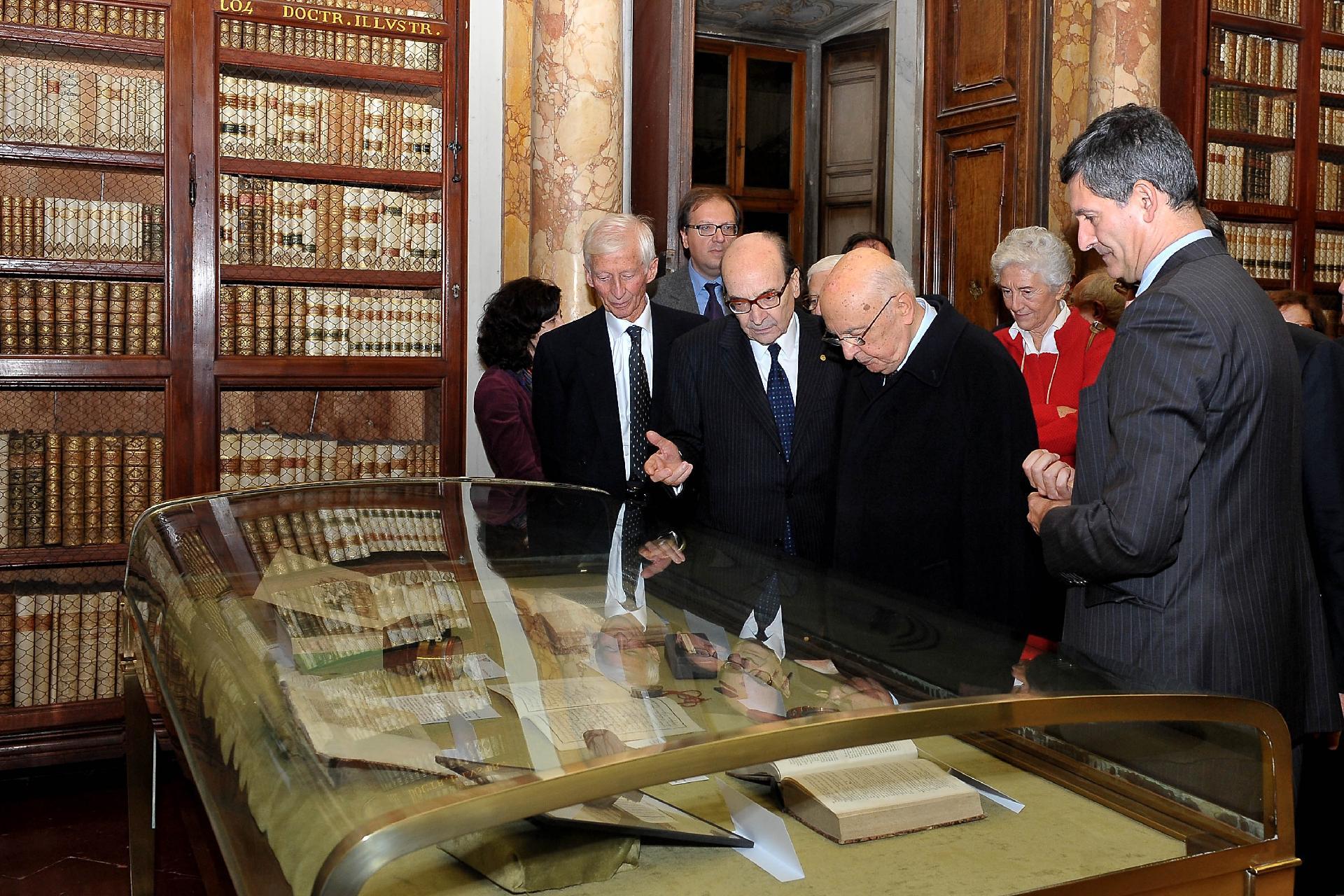 Il Presidente Giorgio Napolitano nel corso della visita alla mostra "Quintino Sella Linceo" in occasione del Convegno "Quintino Sella scienziato e statista per l'Unità d'Italia"