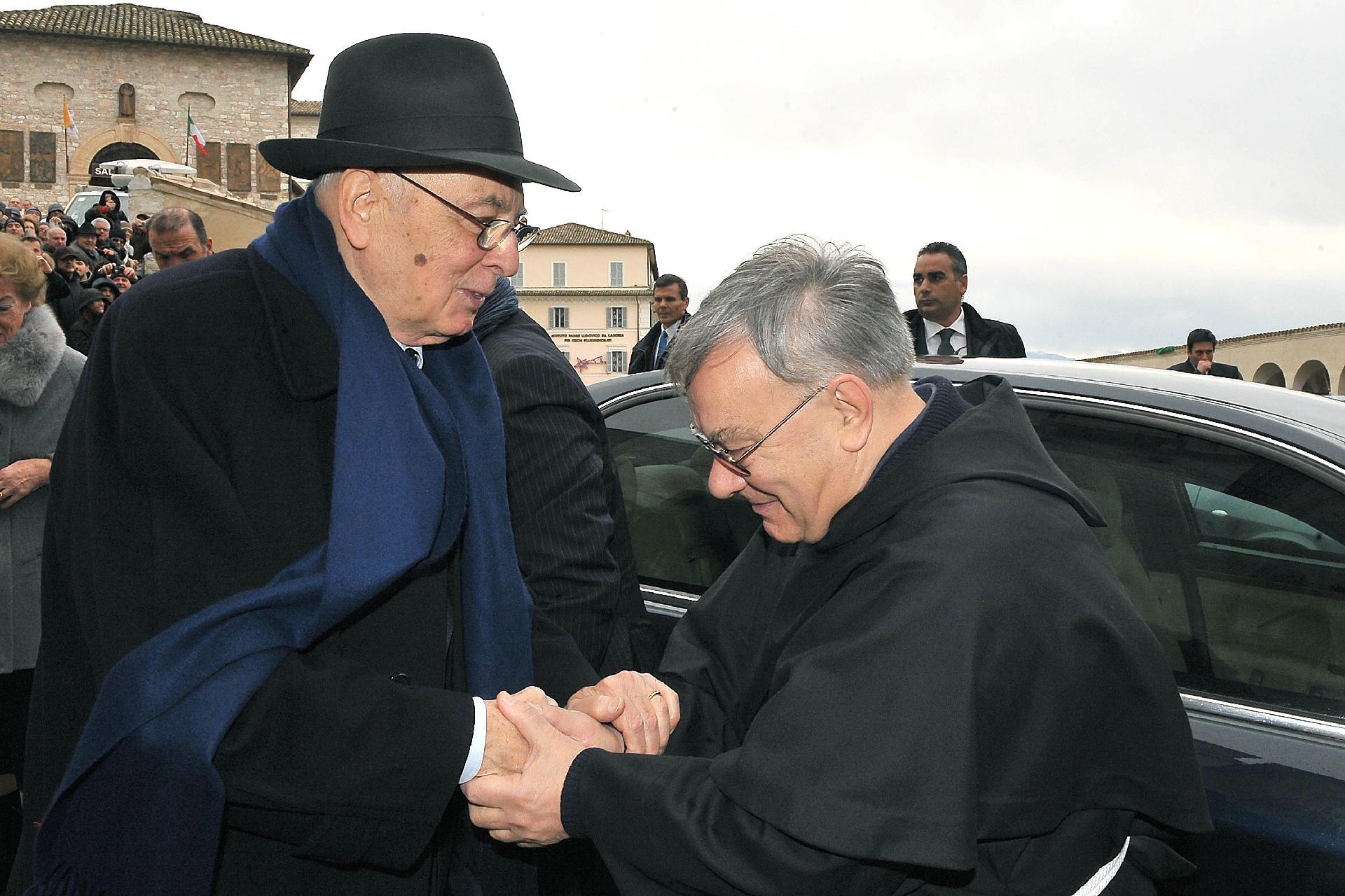 Il Presidente Giorgio Napolitano accolto dal Padre Giuseppe Piemontese, Padre Custode del Sacro Convento di Assisi