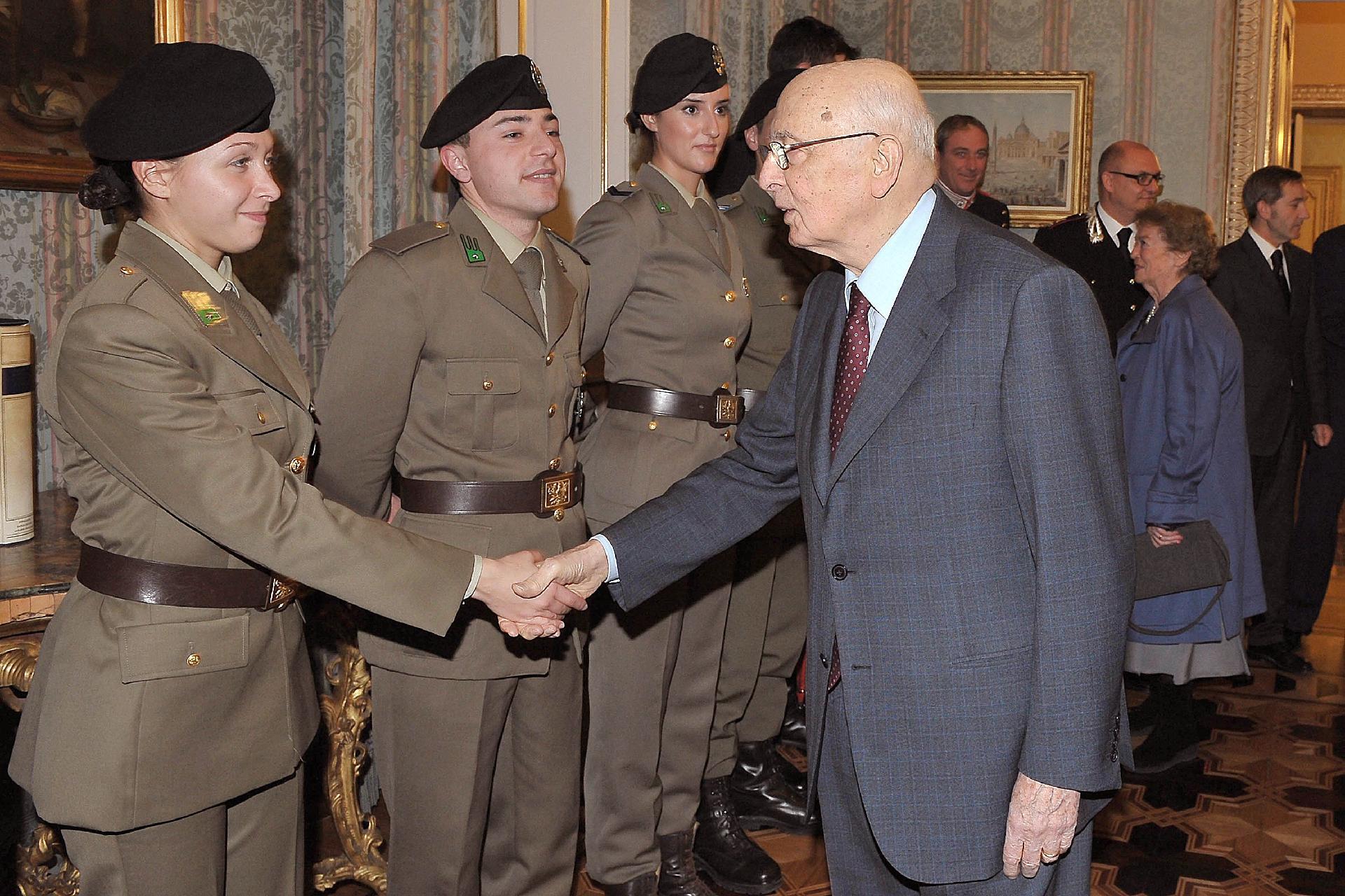 Il Presidente della Repubblica Giorgio Napolitano saluta, per gli auguri di fine anno, il personale in servizio al Quirinale