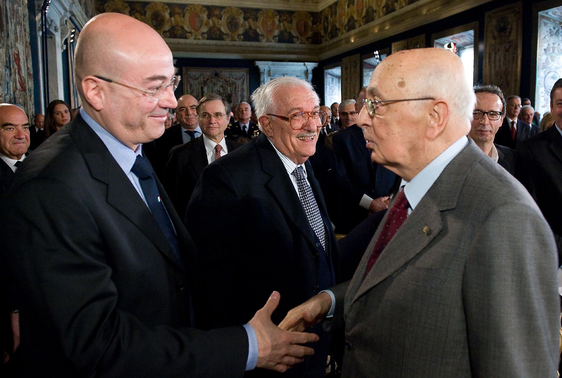 Il Presidente Giorgio Napolitano con Aldo Cazzullo, relatore all'incontro su "Bilancio e significato delle celebrazioni del 150° anniversario dell'Unità d'Italia"