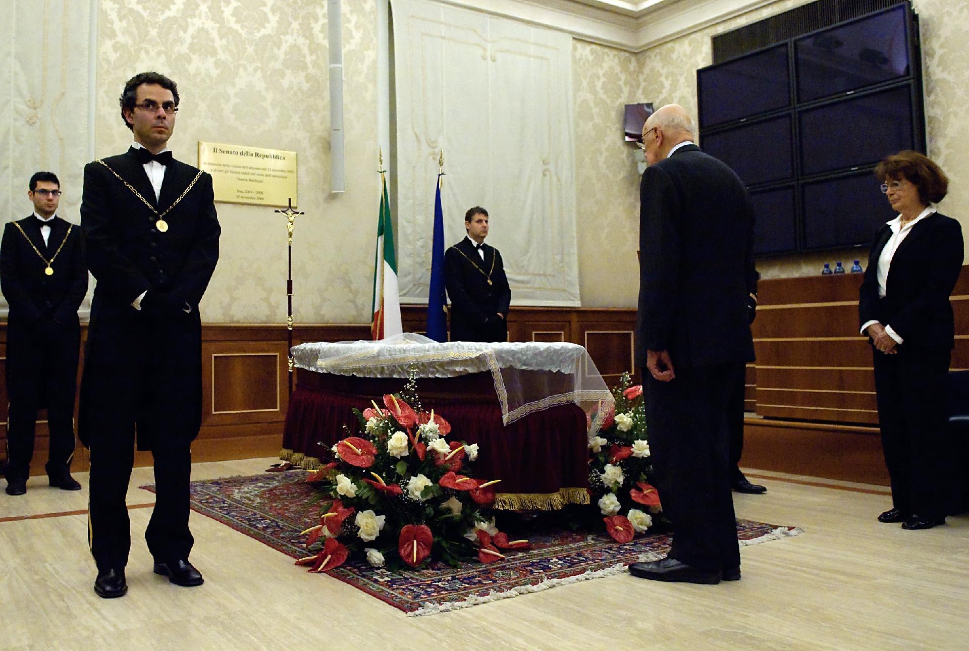 Il Presidente Giorgio Napolitano rende omaggio alla salma del Sen. Giampiero Cantoni, a fianco la vedova Sig.ra Emilia